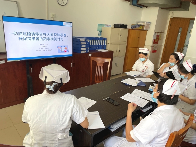 32组织疑难病例讨论，合力解决患者护理难题.jpg